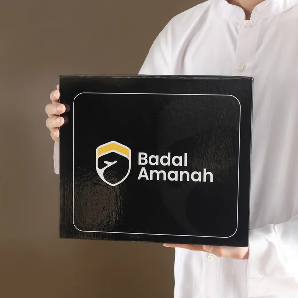 Box souvenir eksklusif Badal Amanah berwarna hitam dengan logo Badal Amanah
