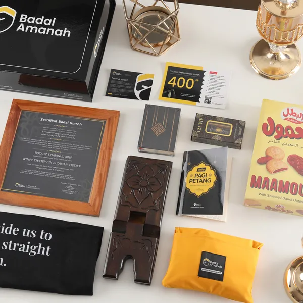 Rangkaian souvenir Badal Amanah: sertifikat berbingkai, rekal, mushaf, totebag dan biskuit Maamoul
